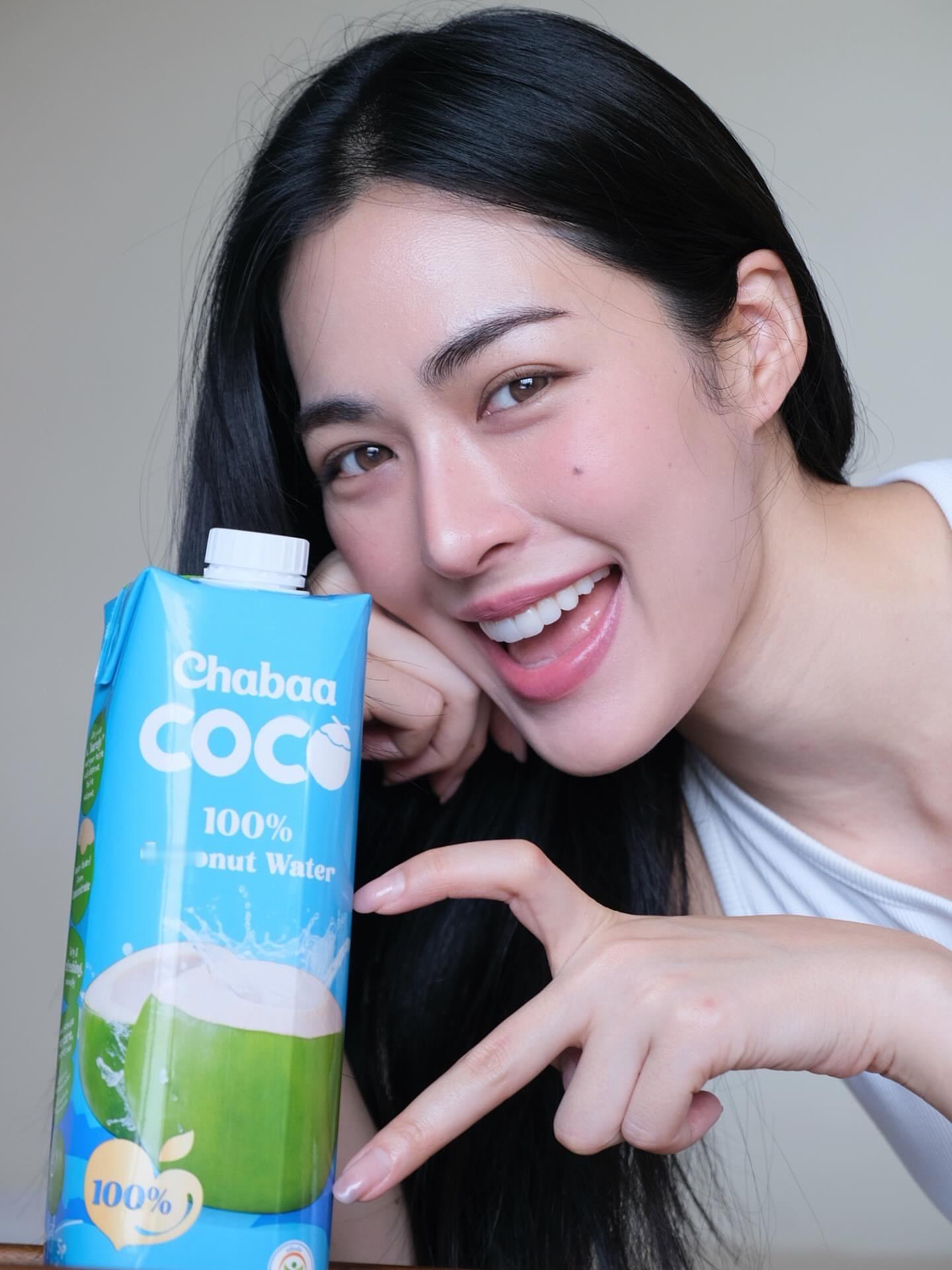 Chabaa×邝玲相关浓颜系惊艳的点就在于一眼望去五官带来的冲击力 脸小到只有精