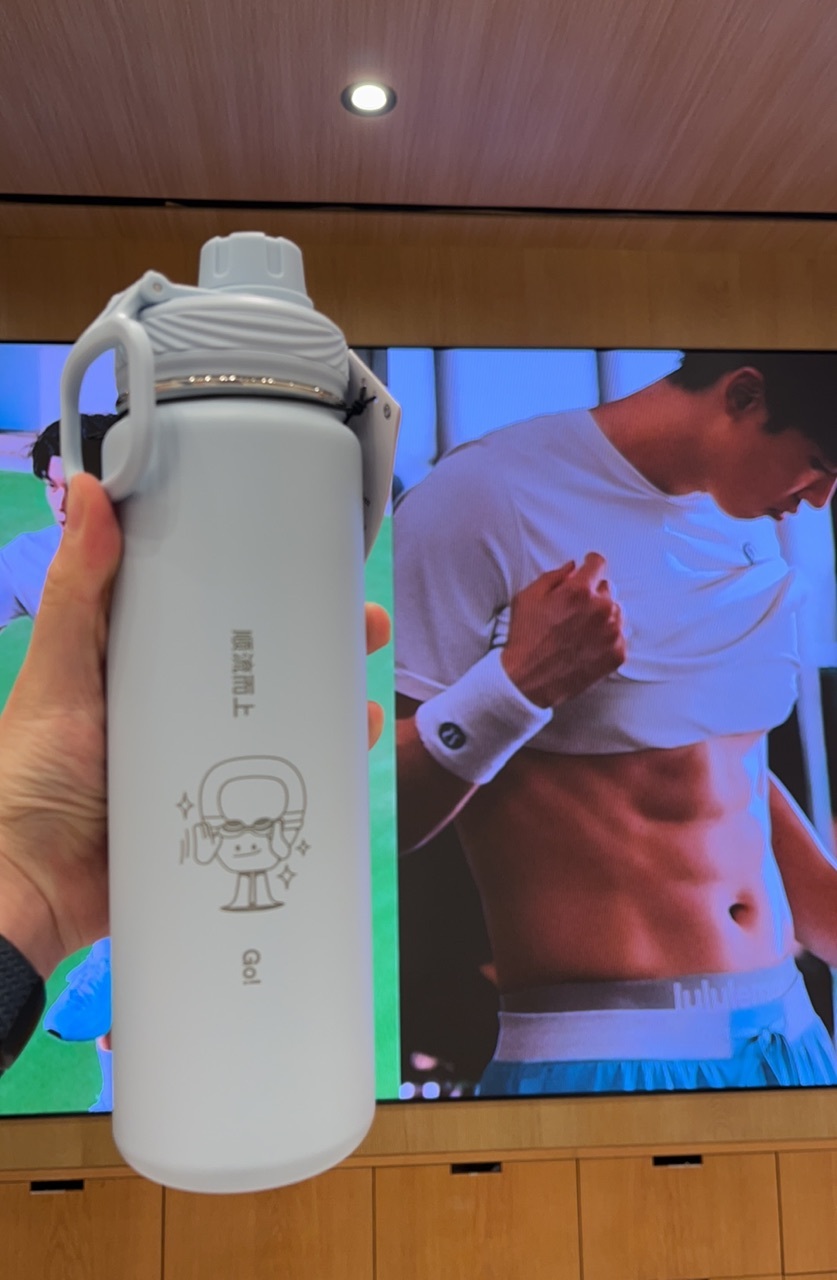 俺滴 ，这个店员好会啊，特意对着顺儿的腹肌 
