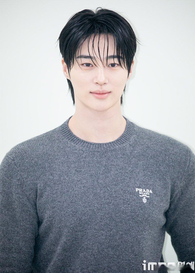 251013边佑锡出席 PRADA 香蕉润唇膏发布会～[手指比心] ​​​