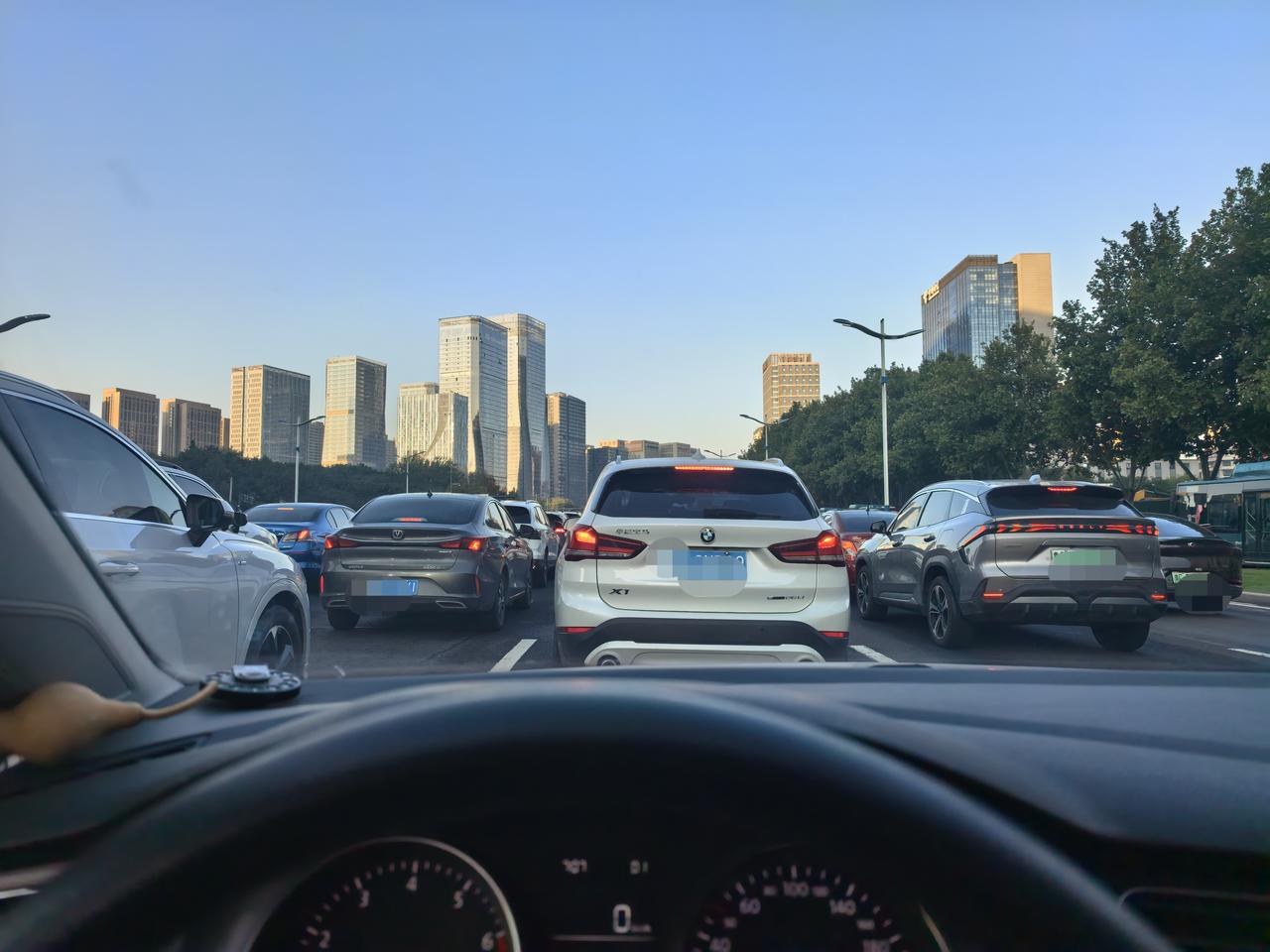 济南经十路的早间风景，车流如织，高楼林立