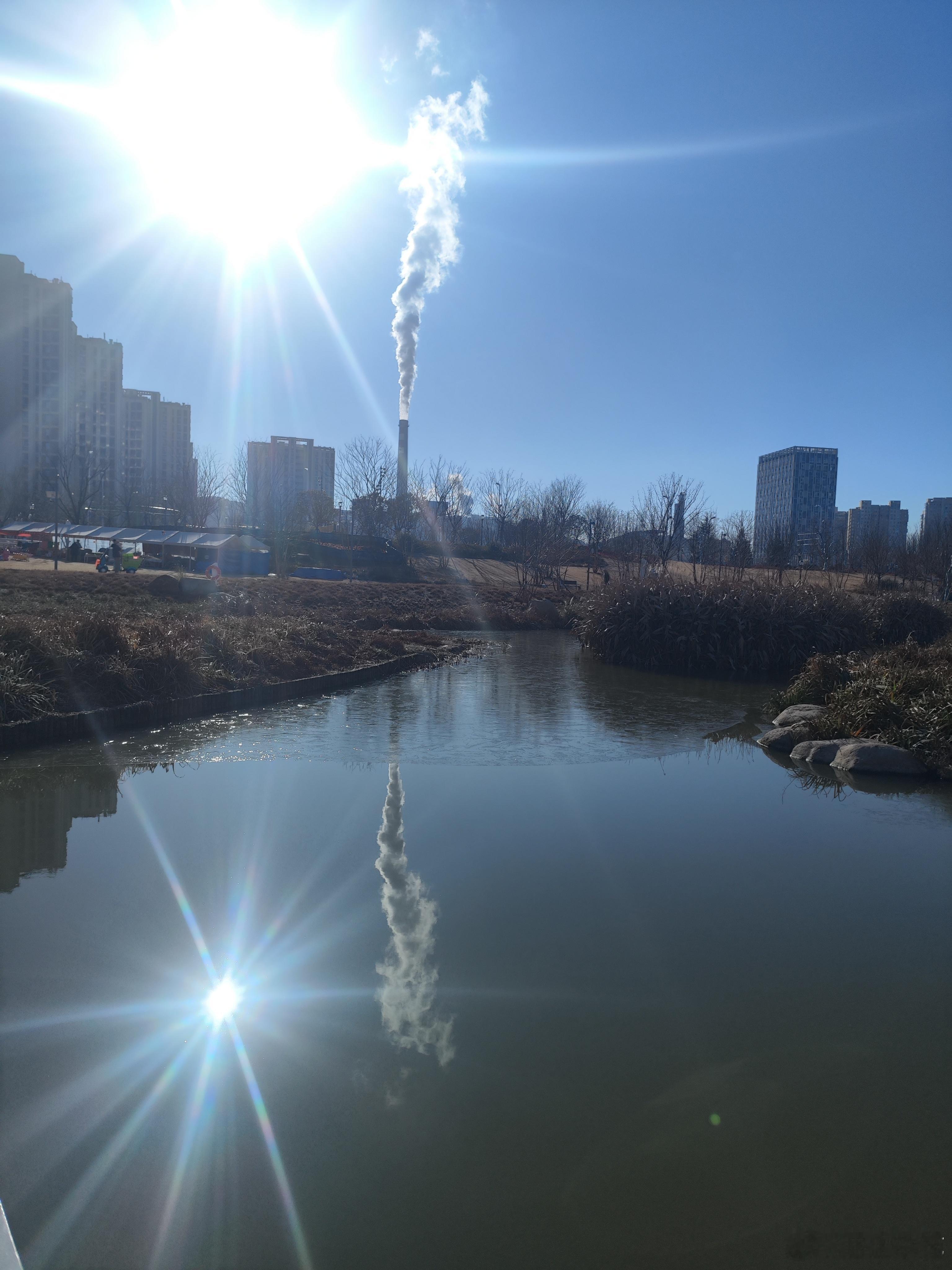 冬日暖阳一缕青烟上青天，倒影水中两清闲。伴做暖阳进万家，寒冷冬天家中安。 