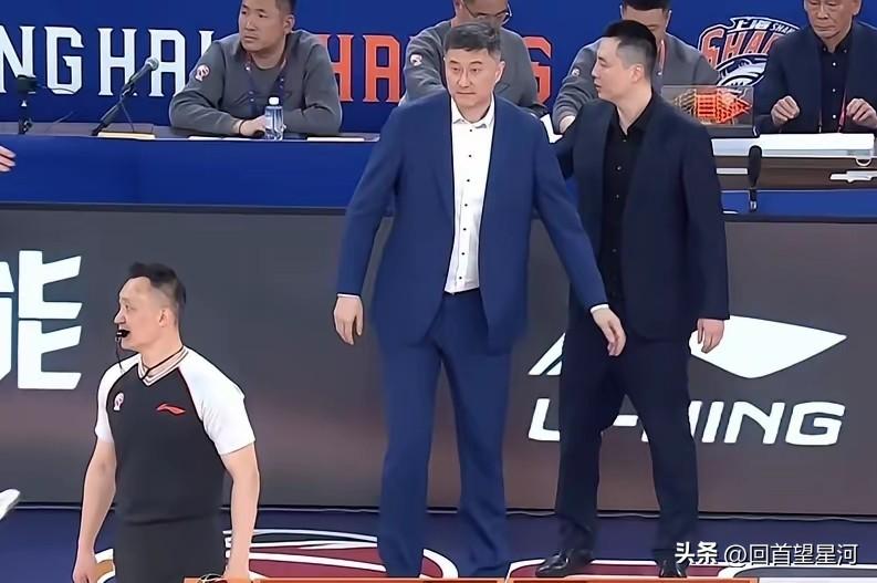 杜锋昨晚比赛中居然没怎么发脾气，而是坦然面对了怎么都打不过上海队的事实。这就是所