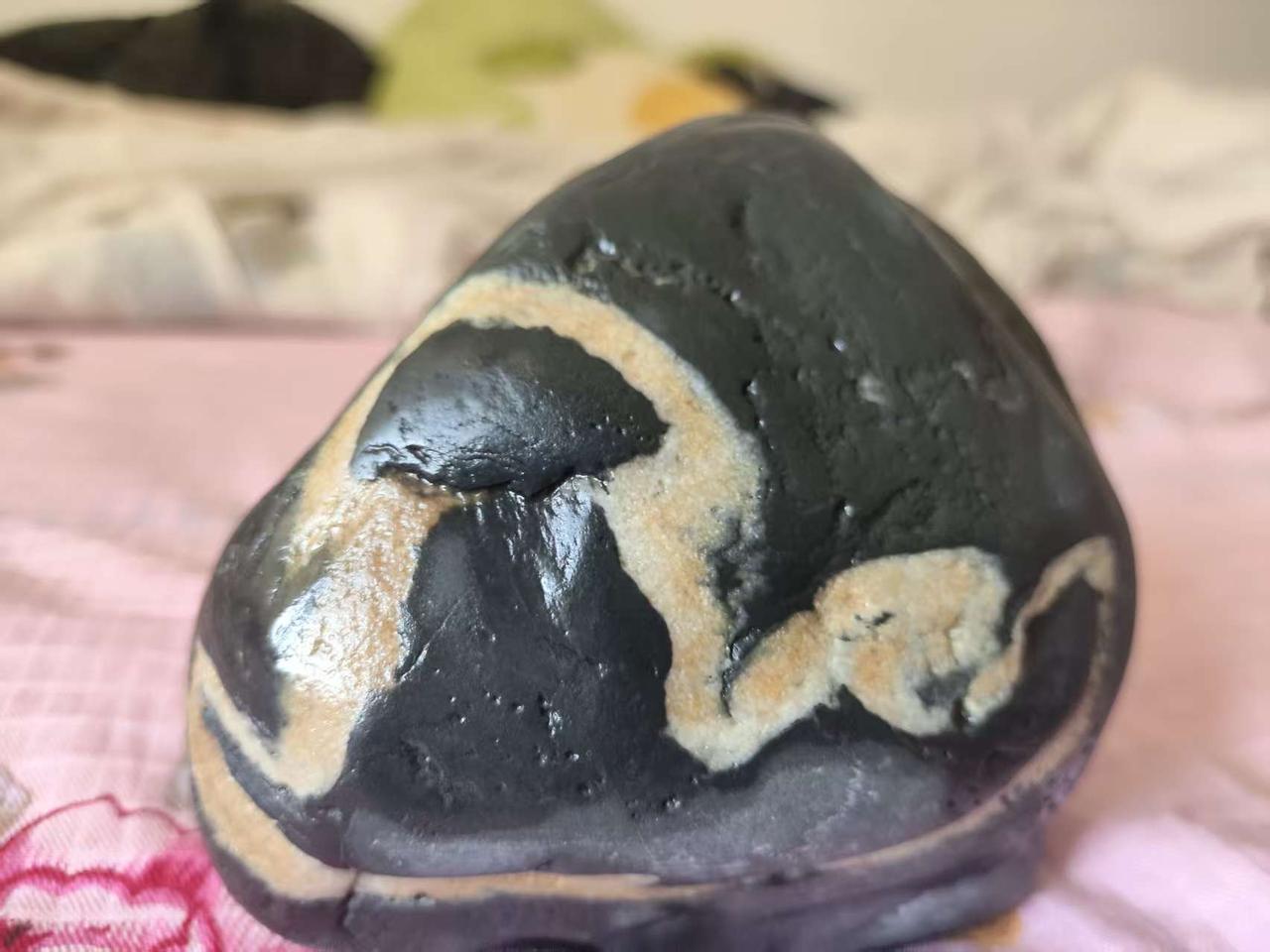 分享发现的美丽石头所谓的“奇石”，我总觉得是独一无二，纯天然，没有丝毫的人工痕迹