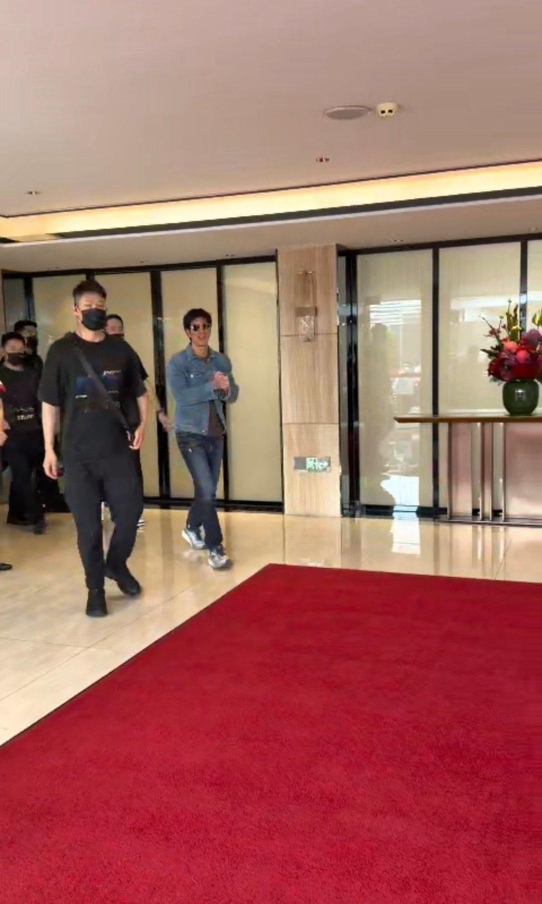王力宏亮相腾势N9闪充版发布会，王力宏真来了，期待今晚腾势N9闪充版发布。 深圳