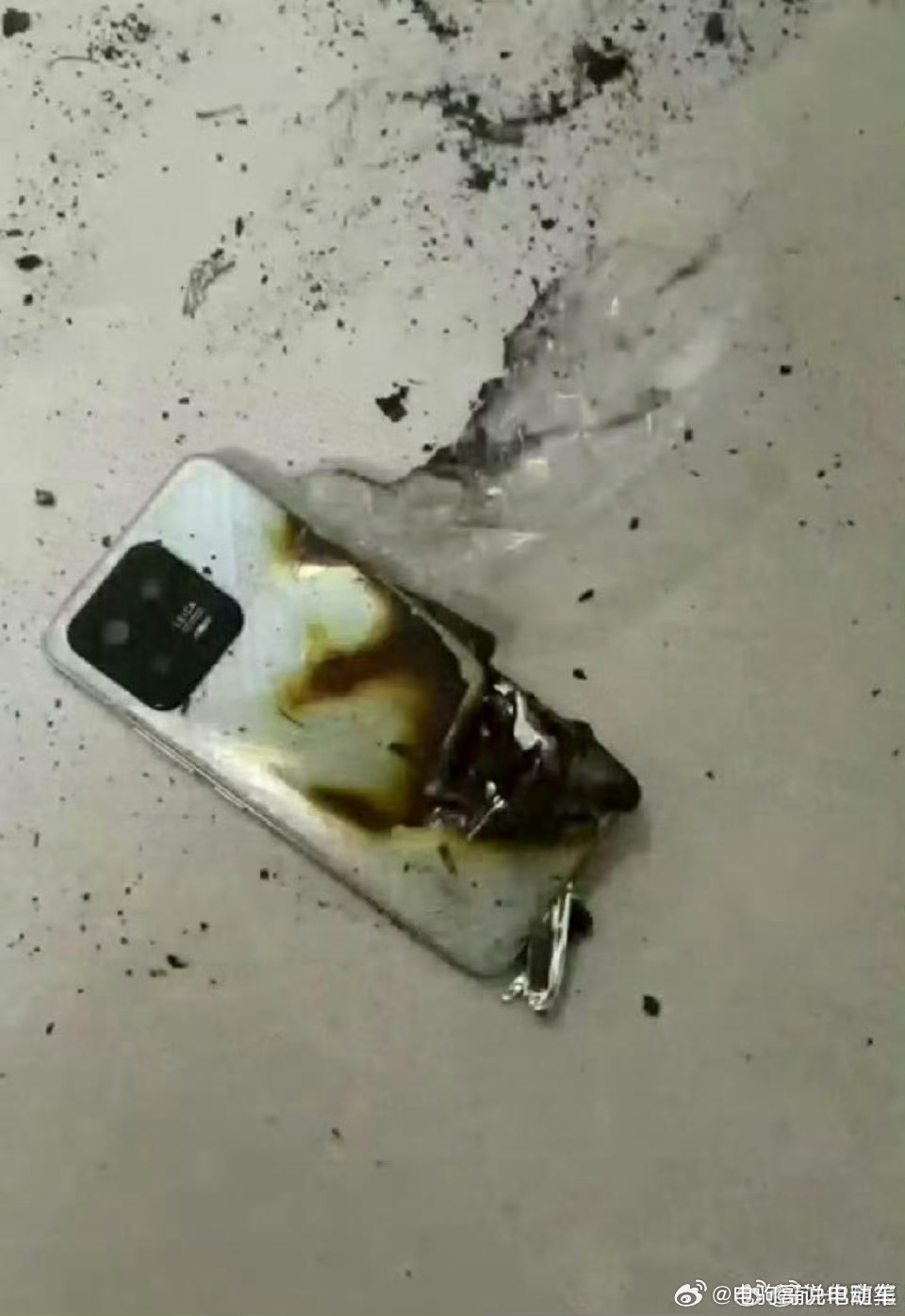 手机爆炸确实是个安全隐患。 小米手机突然爆炸致3岁男童受伤 ​​​