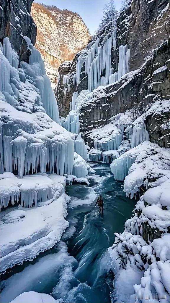 冰挂悬崖间，人在画中行。冰面美景 冰挂雪景 冰挂景观