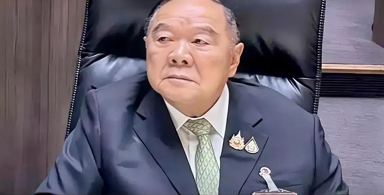 今天泰国国会投票现场，最令人震惊的是巴逸现身。  

作为泰国反对派公民力量党党