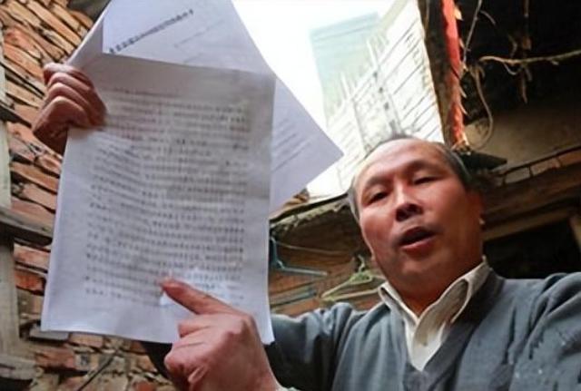2011年，北京一个钉子户霸占了七年的时间，他拒绝了高达20亿的赔偿方案，却始终