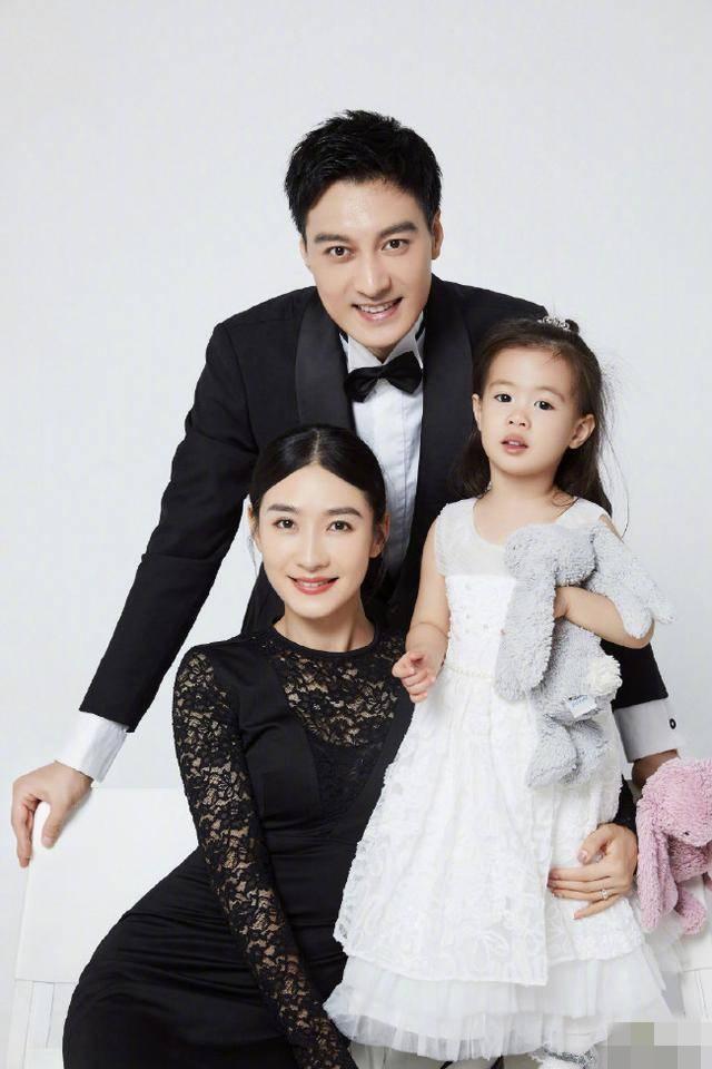 我觉得现实生活中的“安陵容”比剧中的还要漂亮，女儿也清秀可爱，陶昕然的丈夫更是一