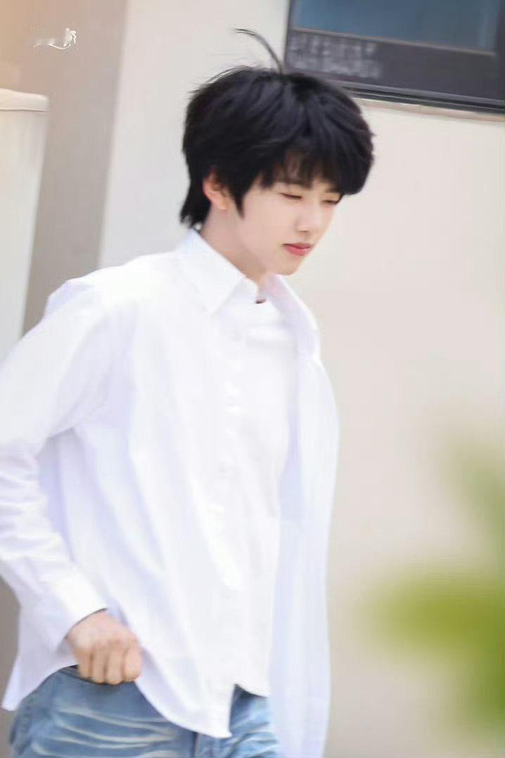 张函瑞白衬衫路透～ 