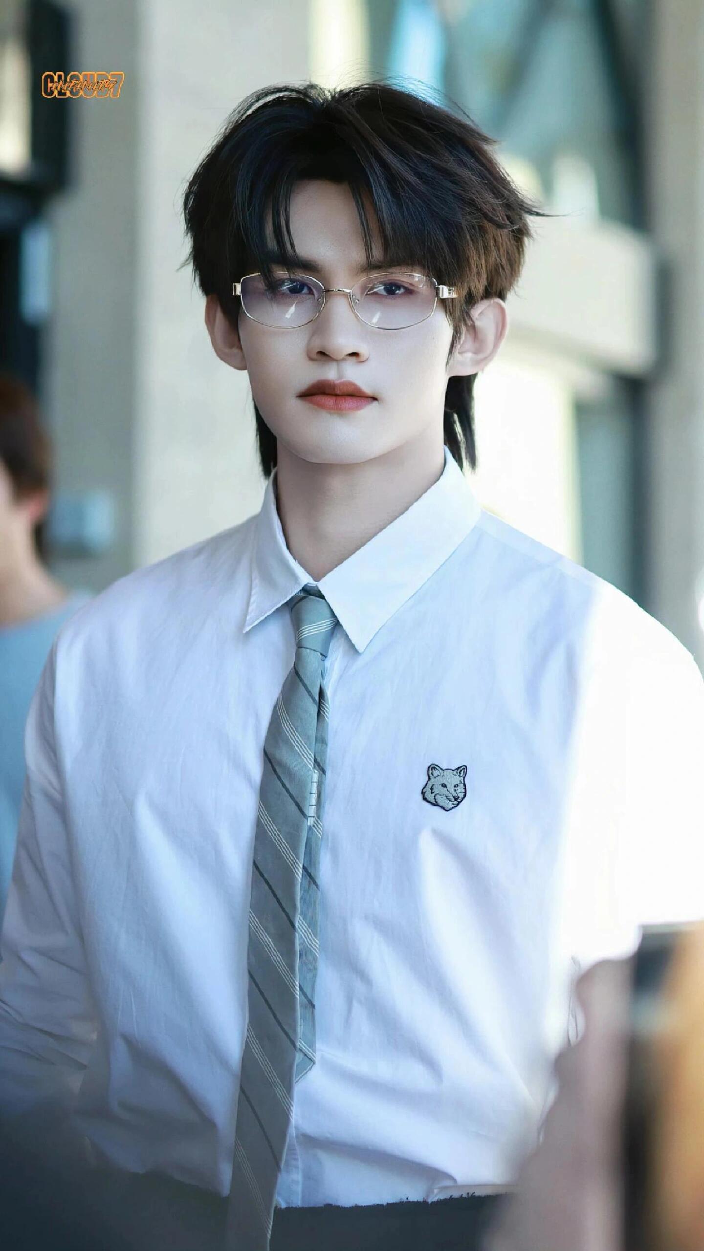 云旗巴黎街拍 云旗这一组巴黎街拍好男大啊！干净白衬衫搭配金丝眼镜衬得气质温润又清