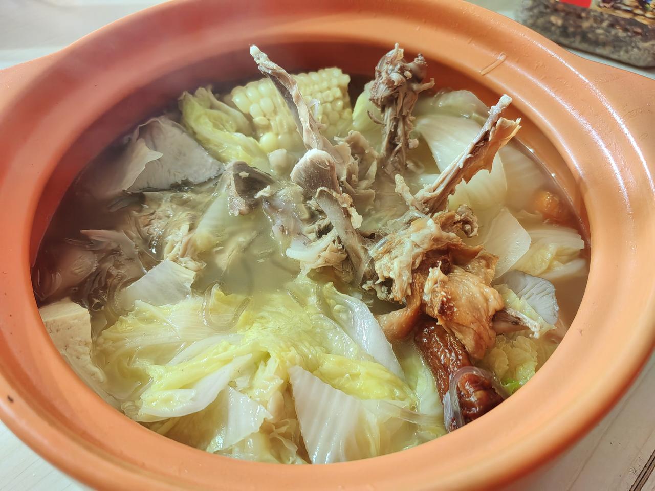 父女俩的午餐。半个烤鸭架，一个胡萝卜，半块豆腐，几张白菜芯，几张平菇，一把粉丝，