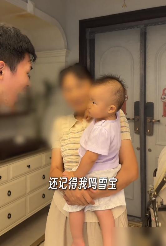 水亦诗陪着小7岁老公到美国训练一个月回到福州，还不满1周岁的女儿雪宝都快认不出爸