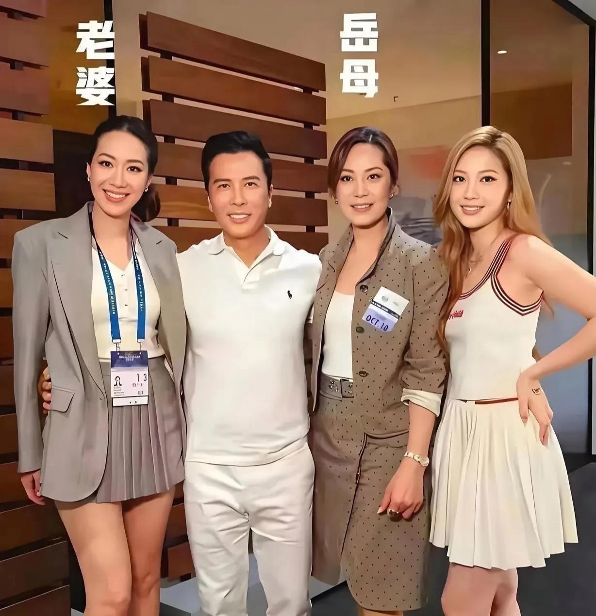 62岁的甄子丹icon与68岁的岳母同框，岳母也太年轻漂亮了，跟女儿站在一起，就