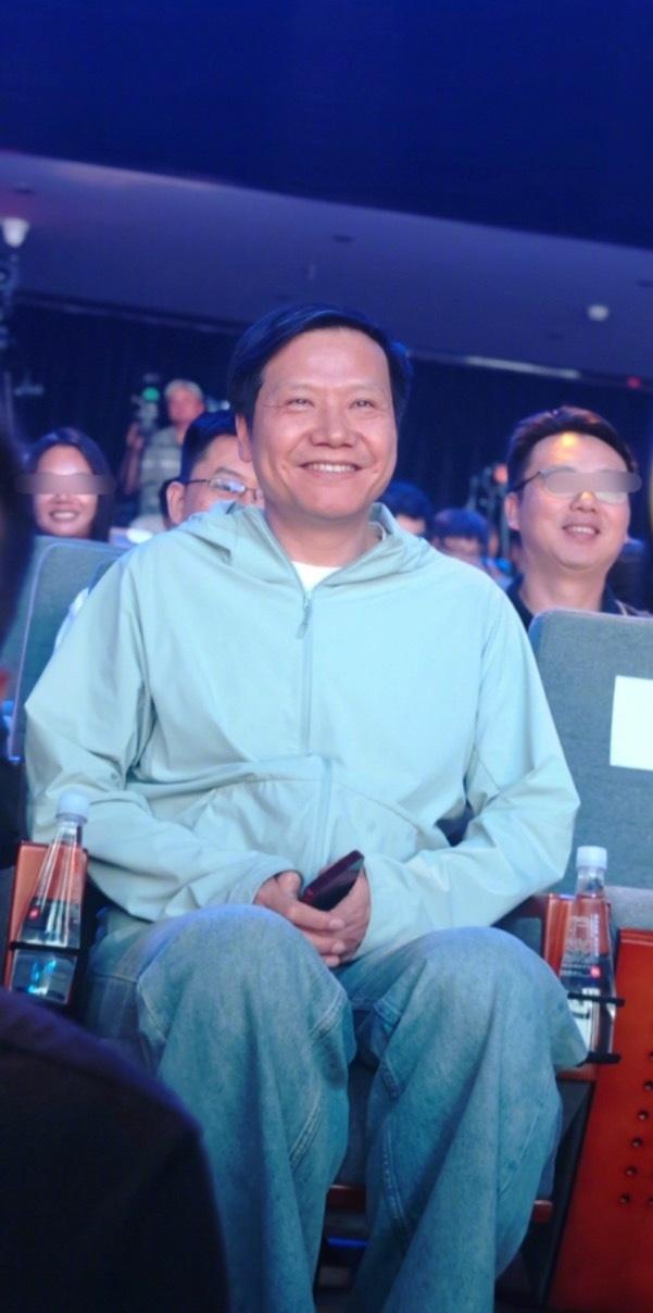 雷军现身小米发布会，笑得合不拢嘴，小米18 Pro价格炸了。