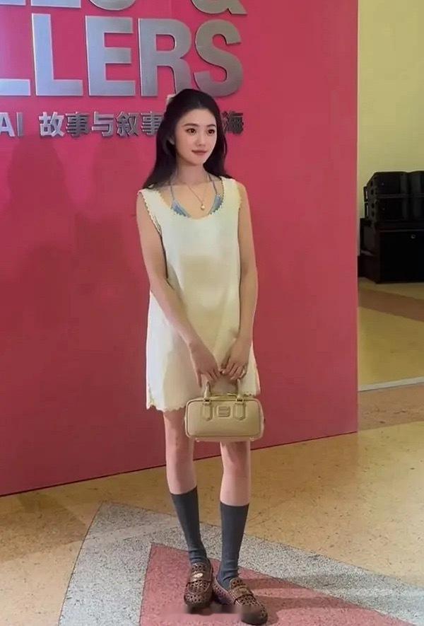 今天出席MIUMIU活动的刘浩存、赵今麦生图，00花双TOP的时尚表现力
