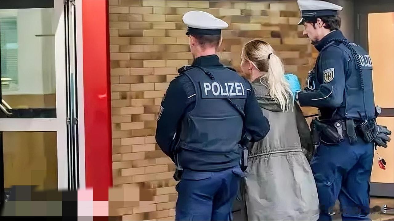 德国慕尼黑中央火车站，中国籍男子徐先生下楼梯时，两名匈牙利籍女子将装有啤酒的饮料