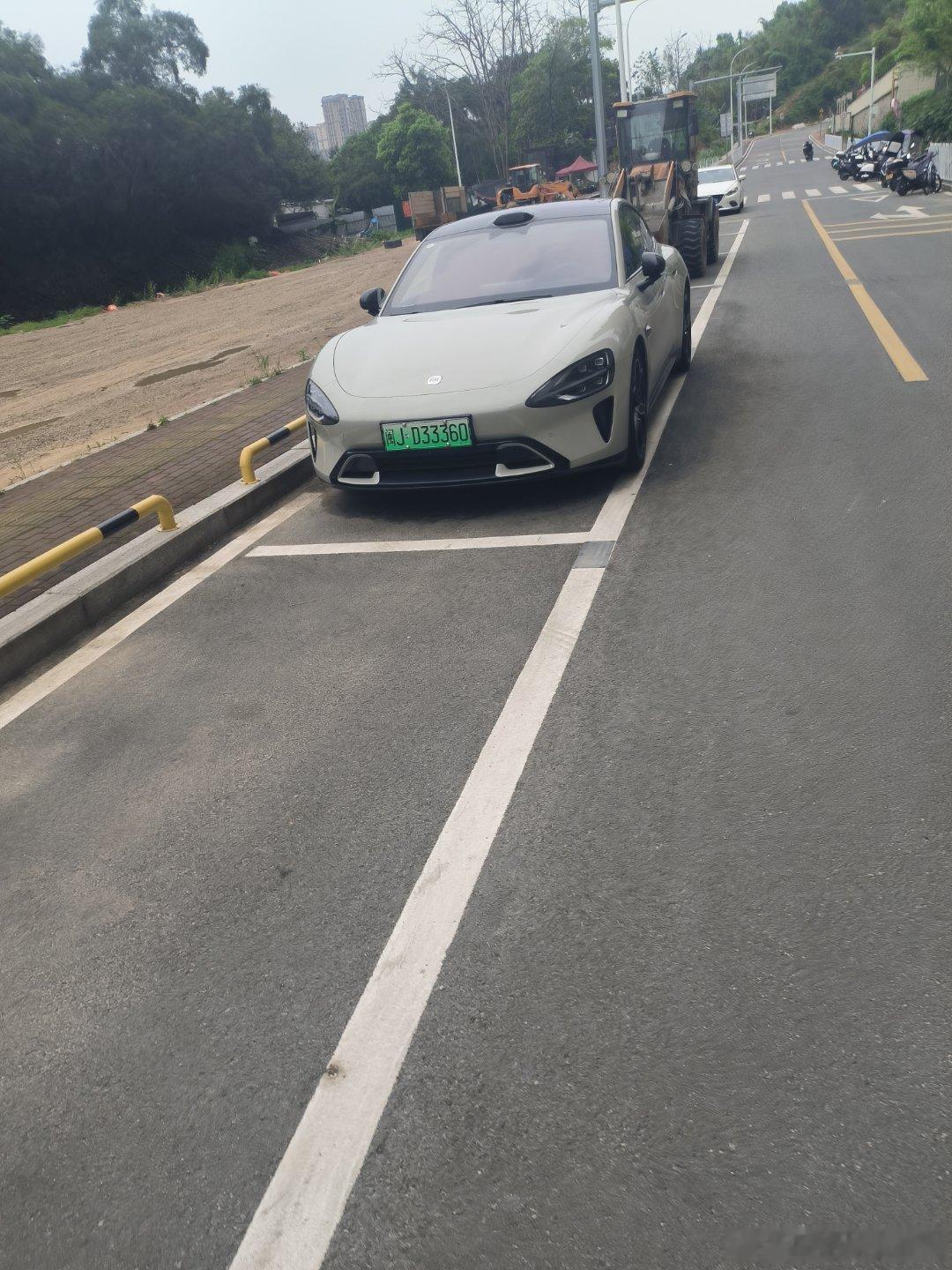 汽车的社交属性变强了吗汽场全开 我的车停在广州老巷的骑楼下，车身上还沾着早茶的虾