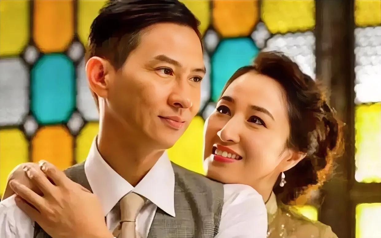 那年，张家辉在女友关咏荷家里洗了个澡，出来后就暗自神伤，关咏荷从后面抱住他，轻声