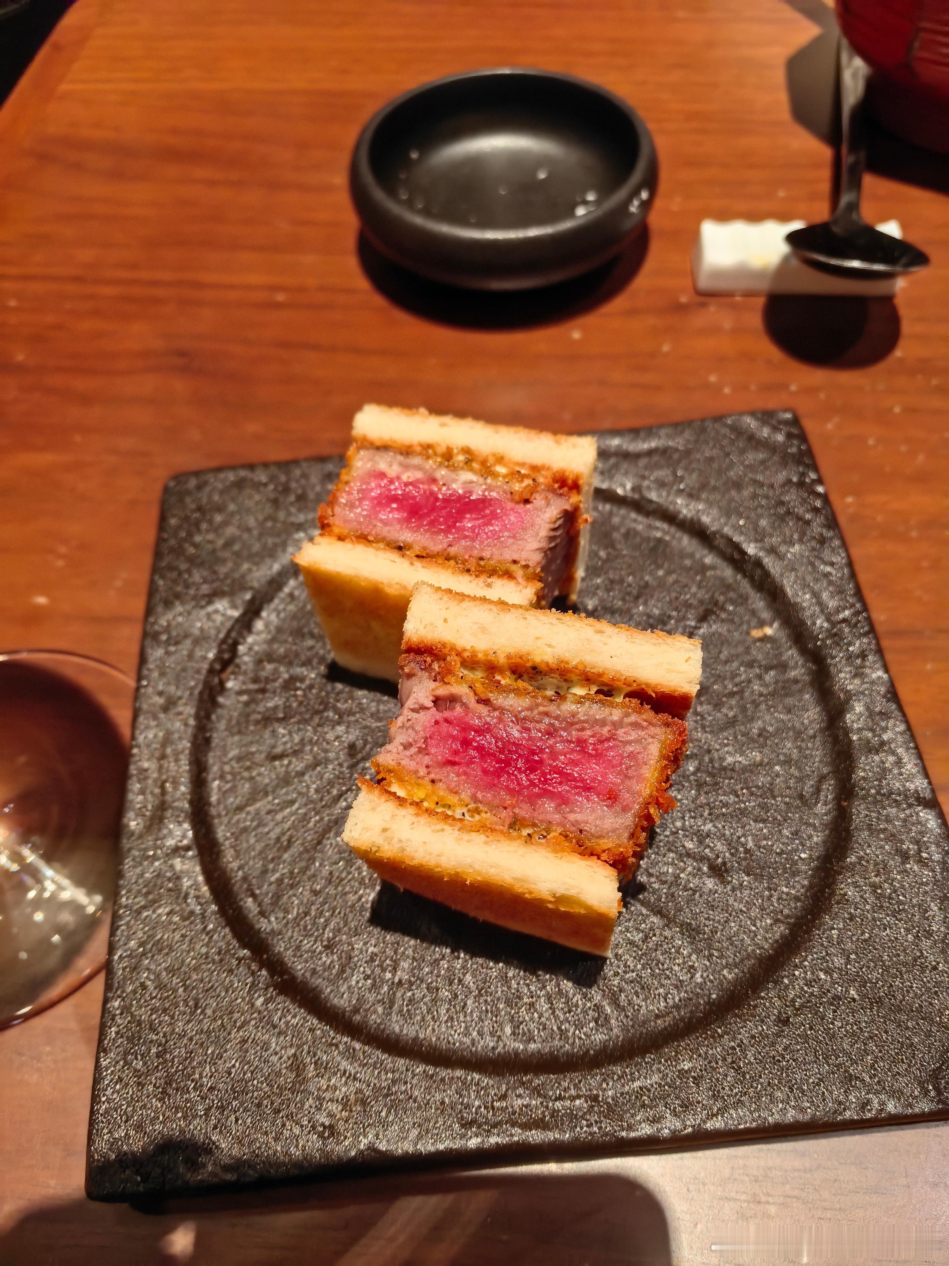 在上海想要吃个漂亮饭，都得提前预订赞美一下朋友带来的这瓶宝庄霞多丽，国产顶流酒庄