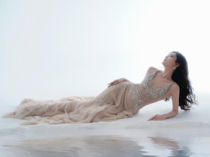 李一桐闪钻纱裙李一桐湿发人鱼李一桐你太美了吧 