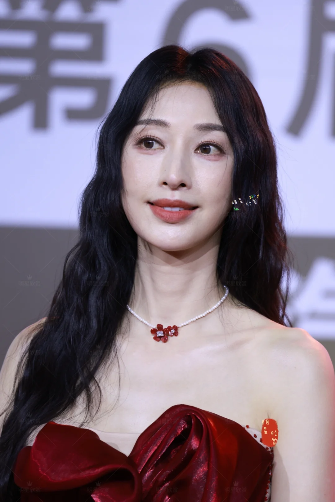 张俪红裙美艳亮相电视节