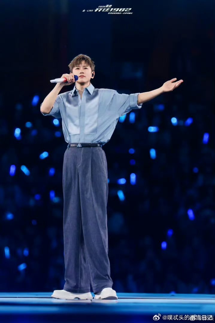 张杰怎么有这么高的精力 张杰不累我累了休息间隙还搞运动放松，难怪能扛住这么密集的