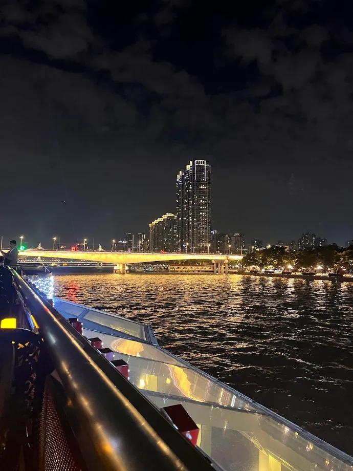 ◆临江仙·珠江夜泛

当代·黄永强

十里珠帘灯影动，画船归处潮平。
小蛮腰上月