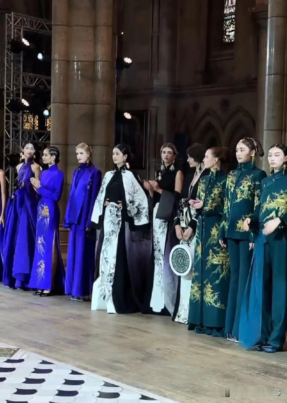 说实话，咱中国衣服设计得确实挺有特色的，但穿在外国人身上，总觉得少了点什么感觉。
