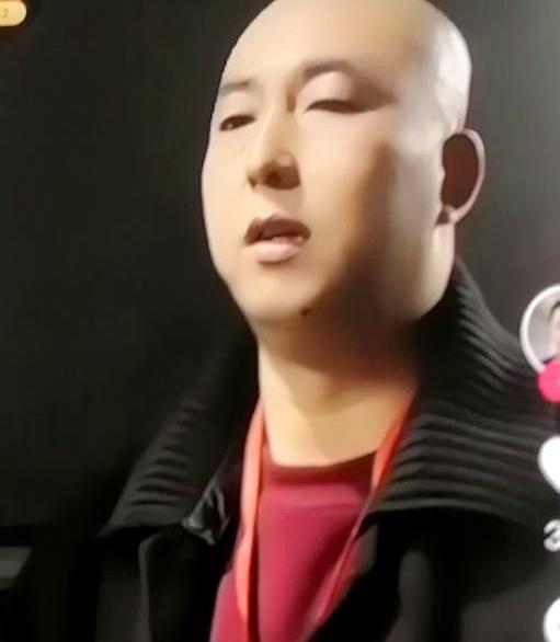 罚了徒弟500块，师傅反手一个红包塞了过去。
 
大徒弟刘卓，台上慢了8秒，自己