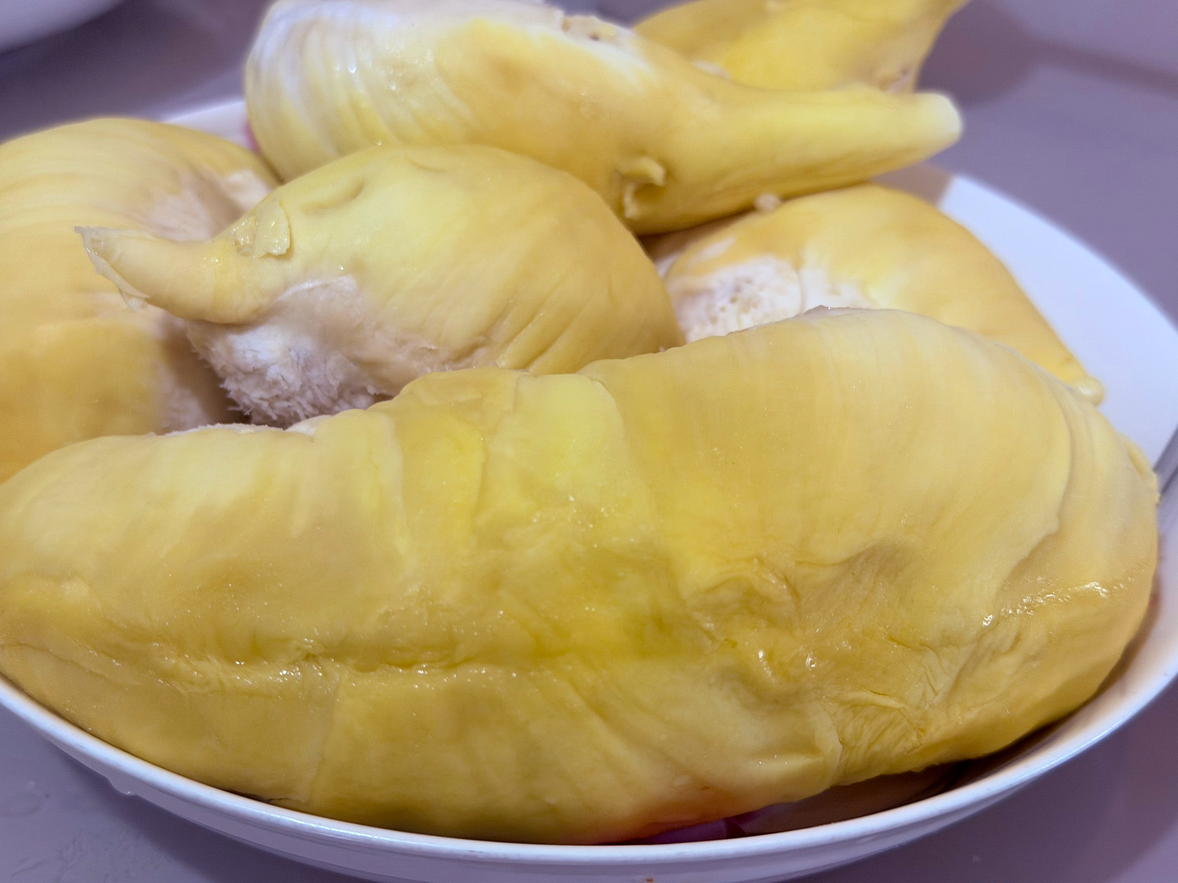 朴朴送来了报恩的榴莲其貌不扬但5房肉这个端午的香味从榴莲开始～ 圆滚滚的有点像黄