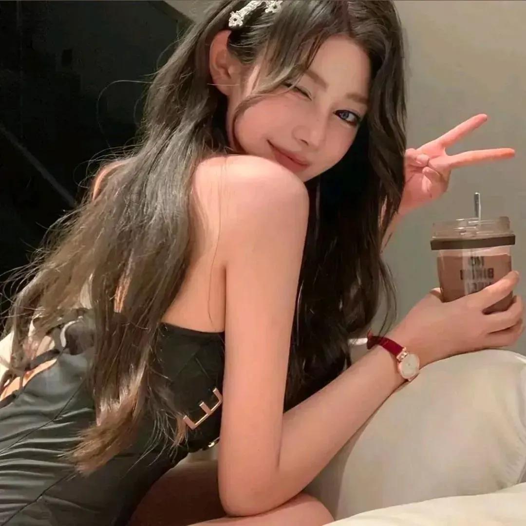 元气少女打卡咖啡馆，微笑如花，美得动人！🌸☕️👩‍❤️‍💋‍👩