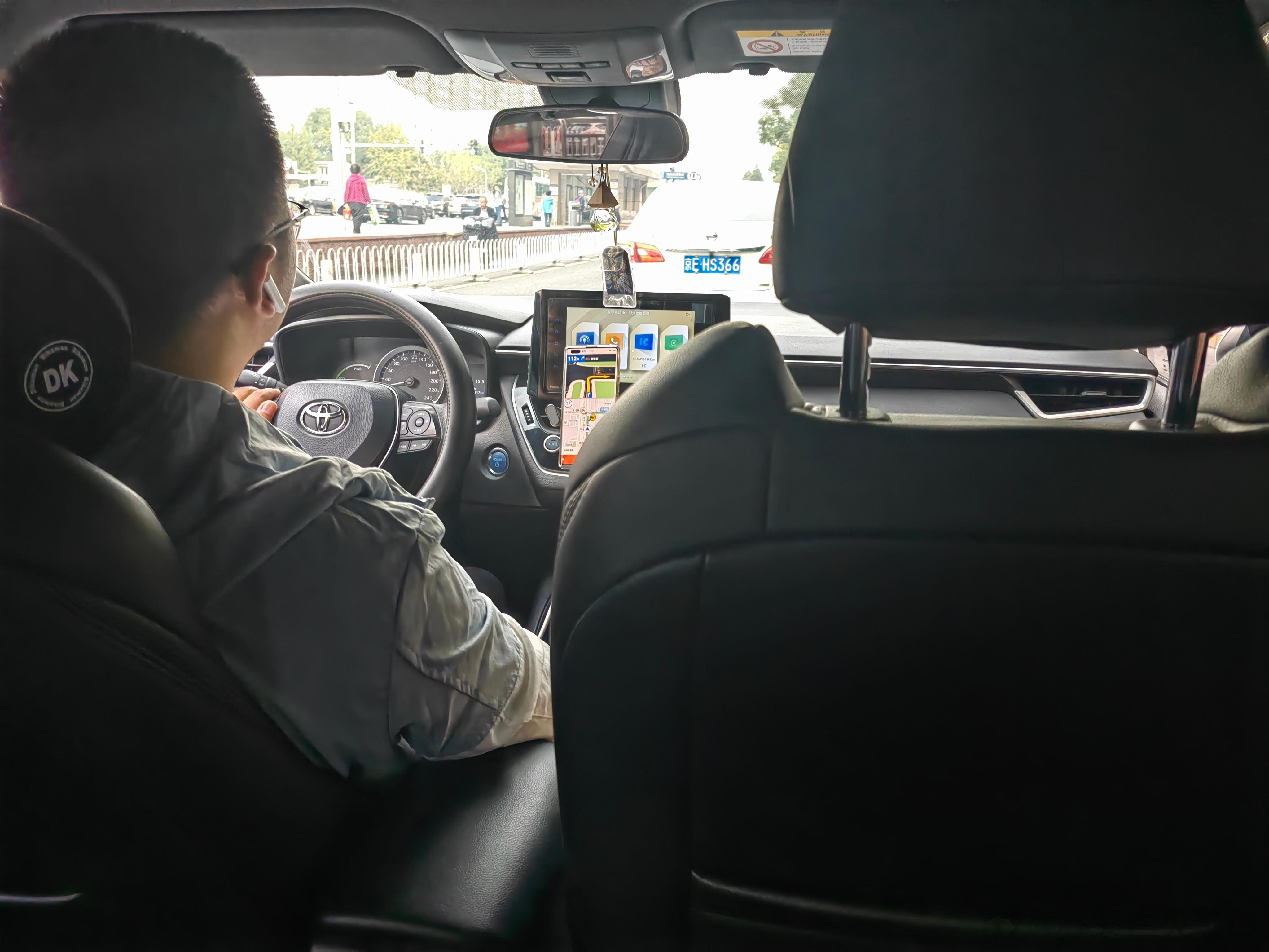 打到一天雷凌混动，师傅说城里油耗3.8L/100km，不到40L的油箱能跑小一千