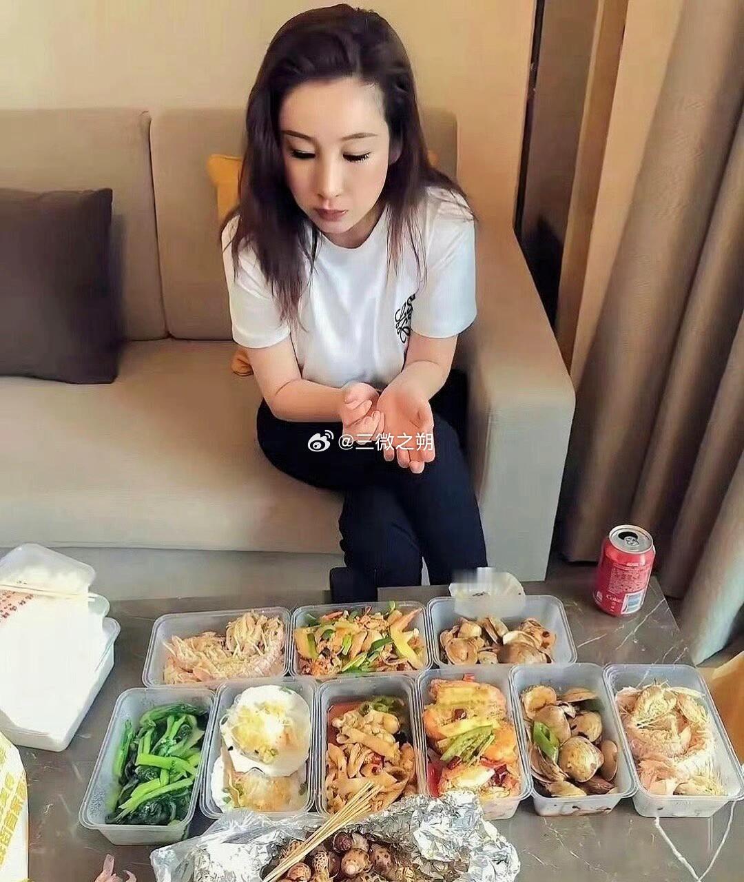 明星一顿饭要点这么多菜吗，身材居然还能保持那么好 
