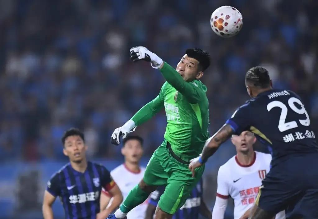 36岁老门神两连扑救主！成都蓉城1-0三镇，刘殿座补时封神一战！

昨夜中超第六