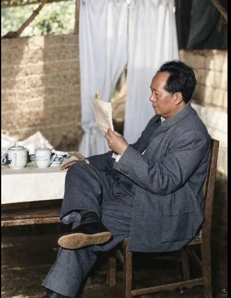1959年9月10日，毛主席.在北京密云水库视察时，乘船到库区巡视，在船上翻看《