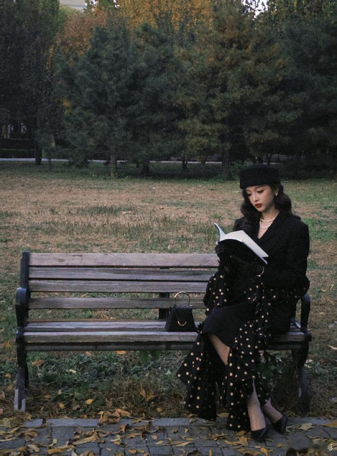 吴宣仪赫本风  吴宣仪赫本风真的是好美啊，今天的秋冬 ootd高贵又有质感 吴宣