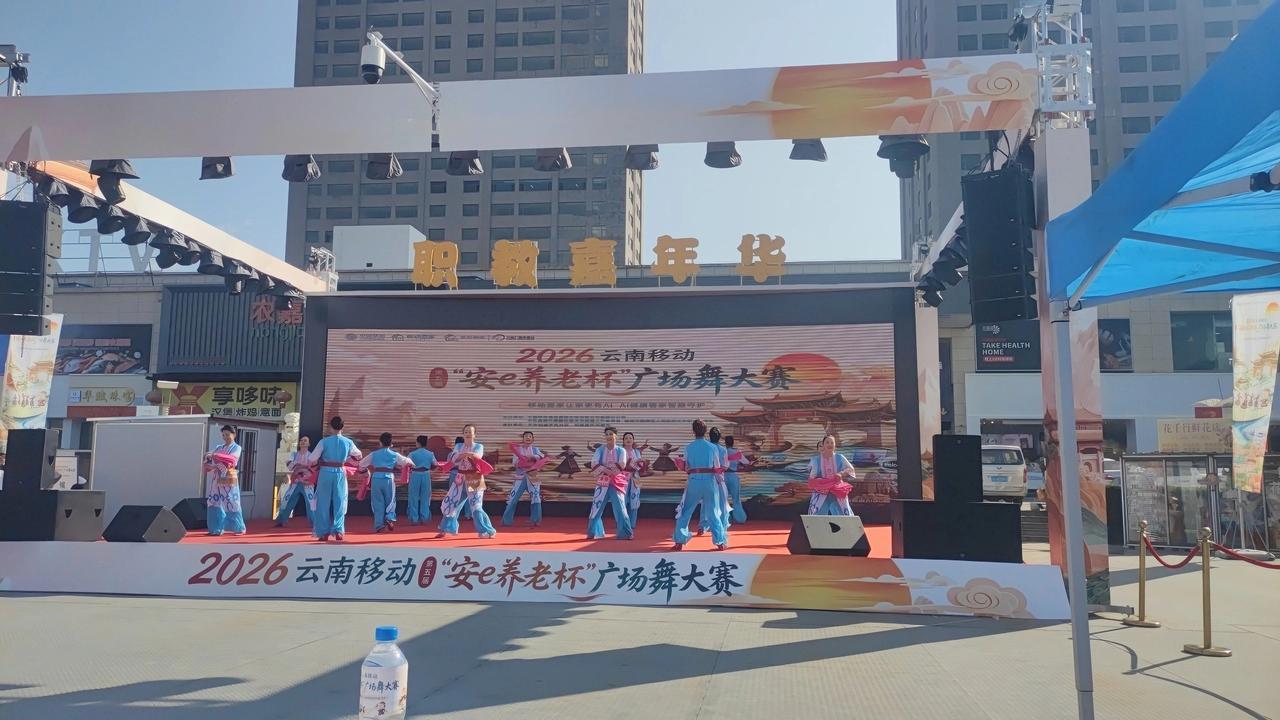 广场舞大赛赏彩扇舞
丽日高悬舞台彤，
彩扇翩跹舞袂风。
步伐齐整身姿妙，
欢曲声