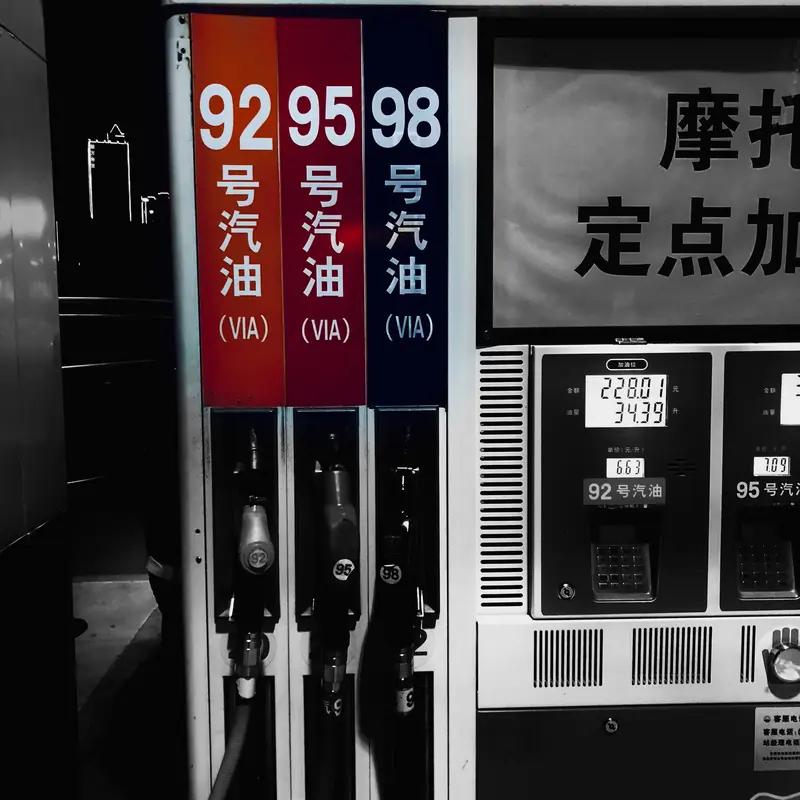 小伙把92号油和95号油各50元两掺着加，这操作还真像去吃早餐搭配着来，网友都在