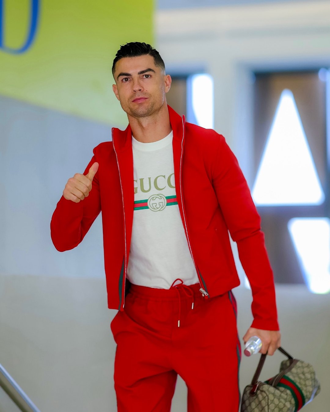 罗总今天一身红色造型😉👍C罗halamadrid