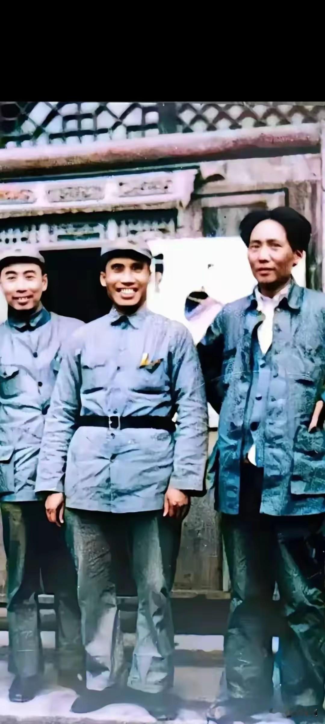 同心共济经百战，肝胆相照铸河山，生死相依创伟业，三位伟人永垂青史。