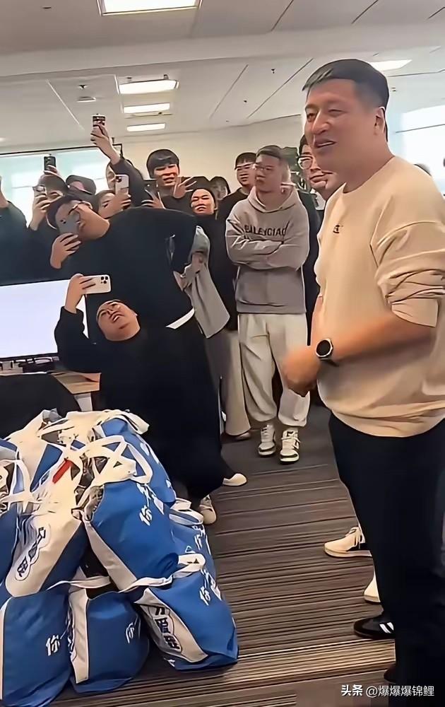 张雪峰这一走，把打工人和老板的现实矛盾推到了极其荒谬的顶点。

350人的公司彻