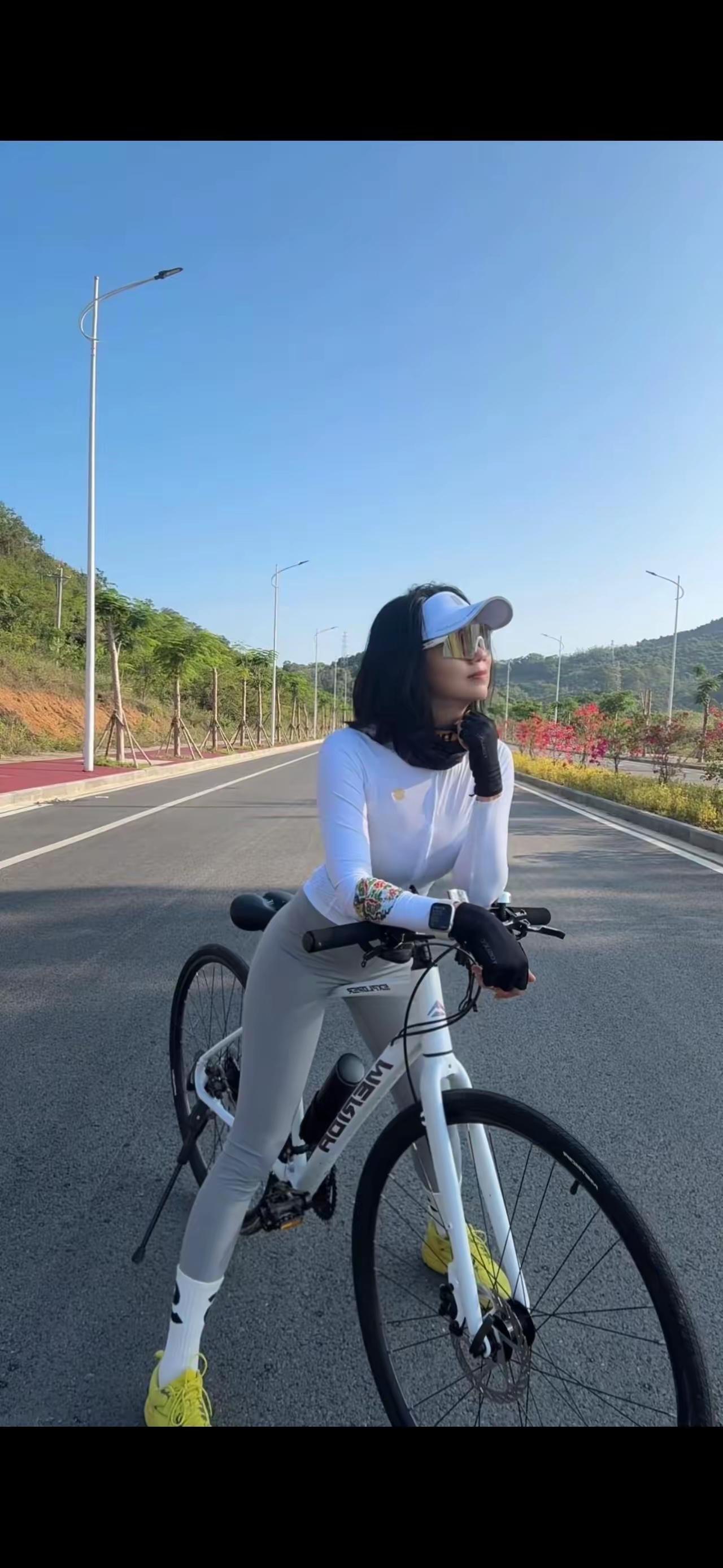 骑行在阳光下的自由时光🚴‍♀️🌞