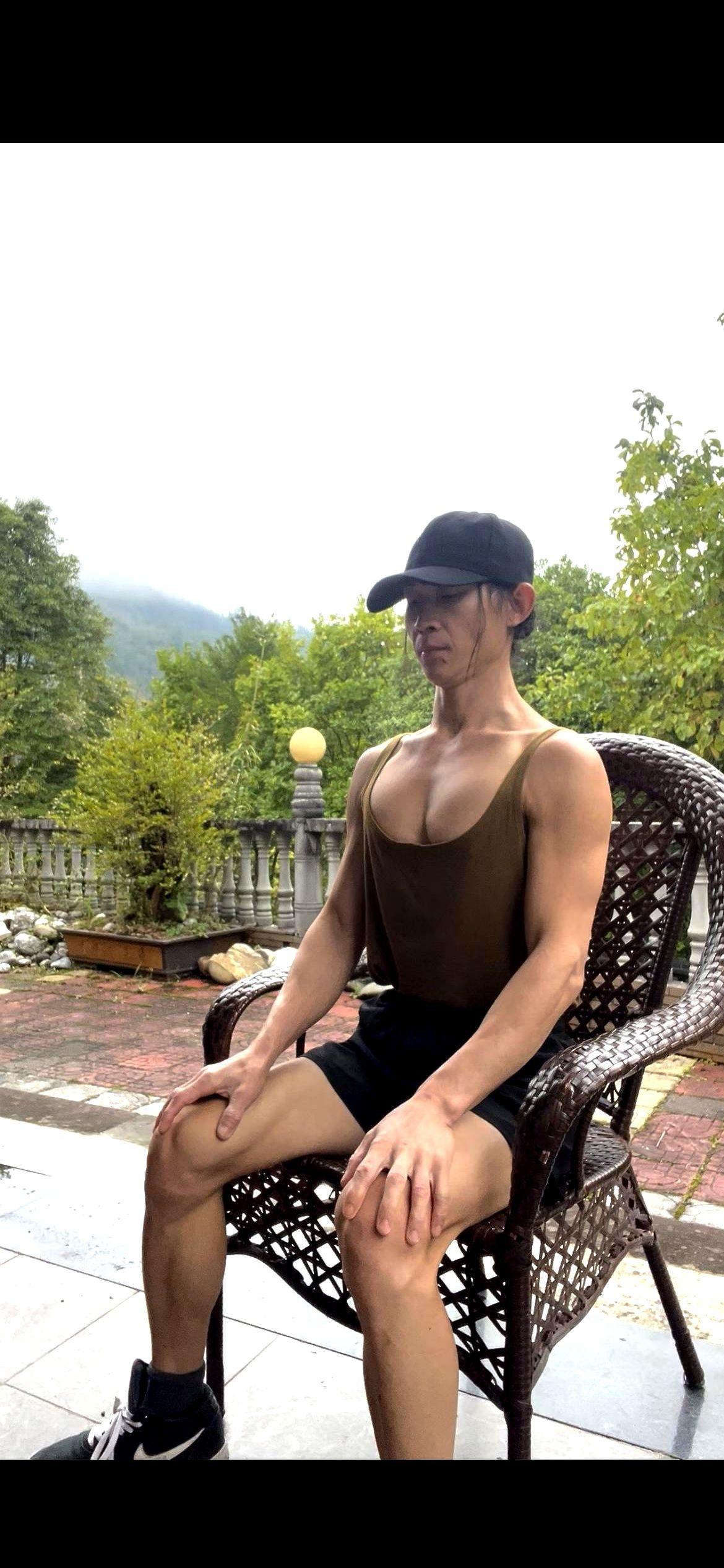 “镜子里的那个人，好像偷偷换了骨头。”

第一次冒出这念头，是去年冬天。

我拎