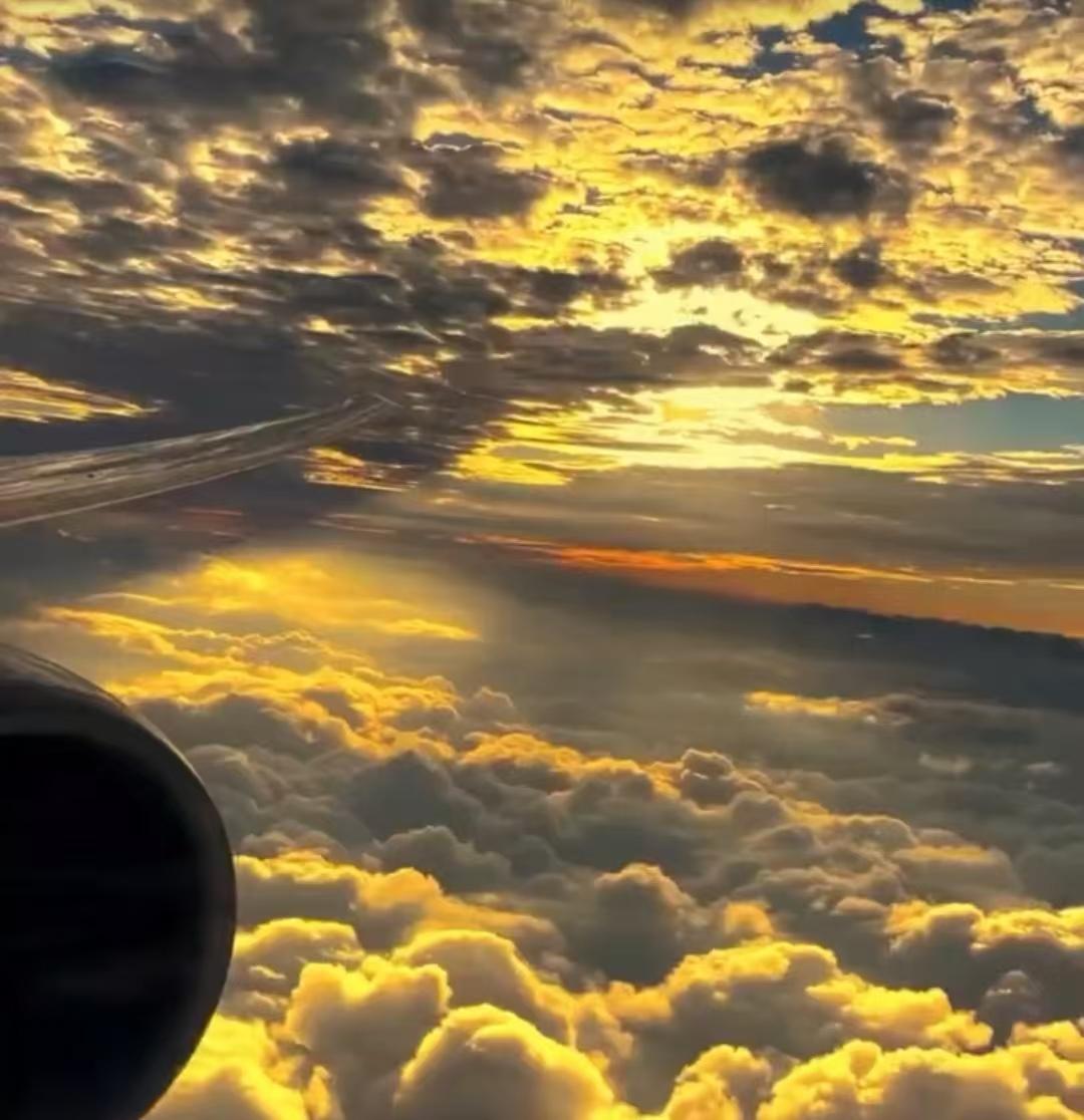 天邊美麗的雲朵，
呈上吉祥和安康。