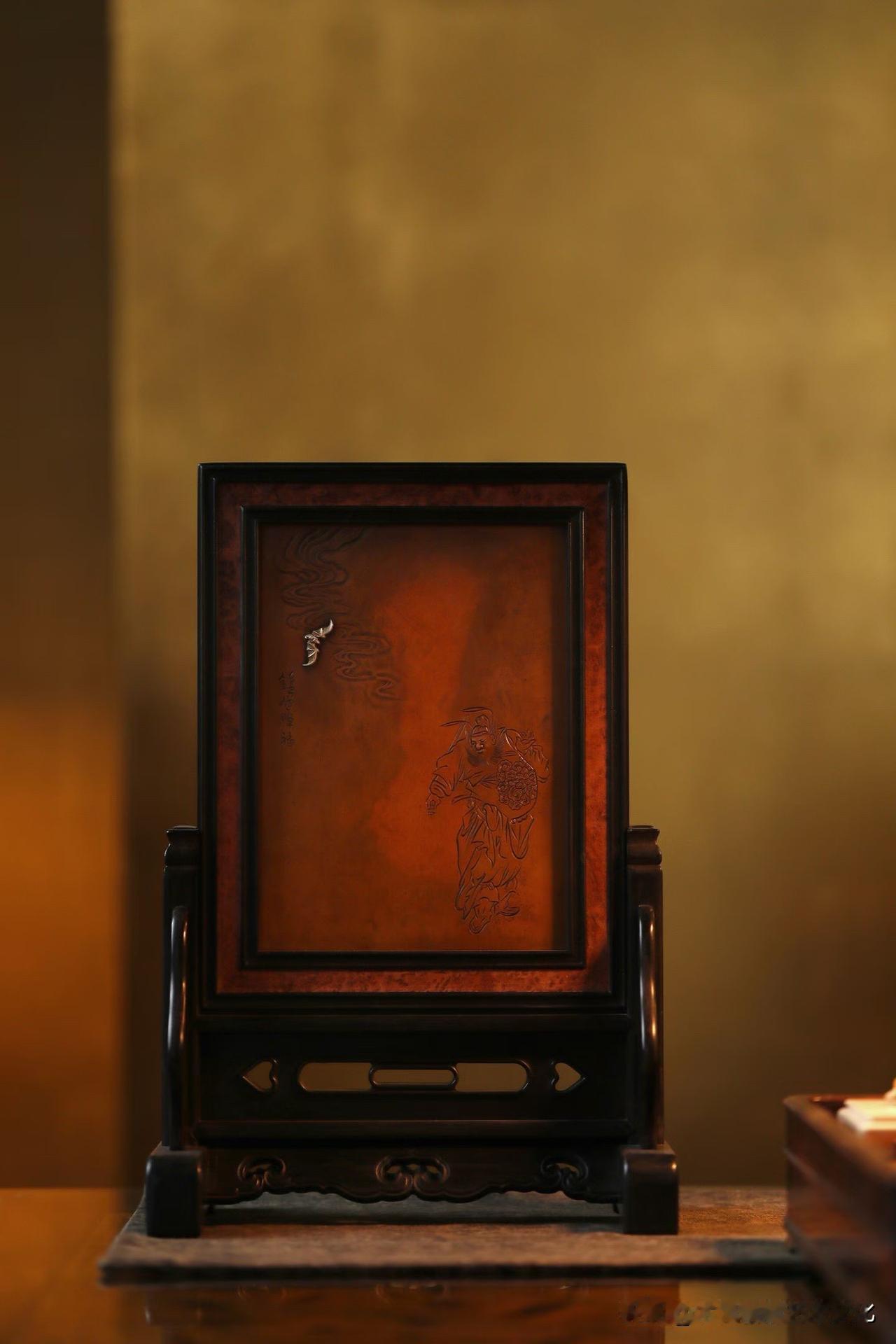 有些“镇”，不是压人，是定心。

紫光檀沉稳为骨，铜板经岁月氧化，
一深一暗，气