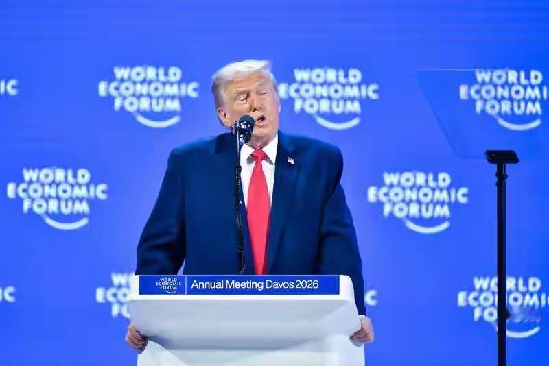 特朗普在达沃斯火力全开，简直像开了“地图炮”。他站在世界经济论坛的讲台上，对着欧