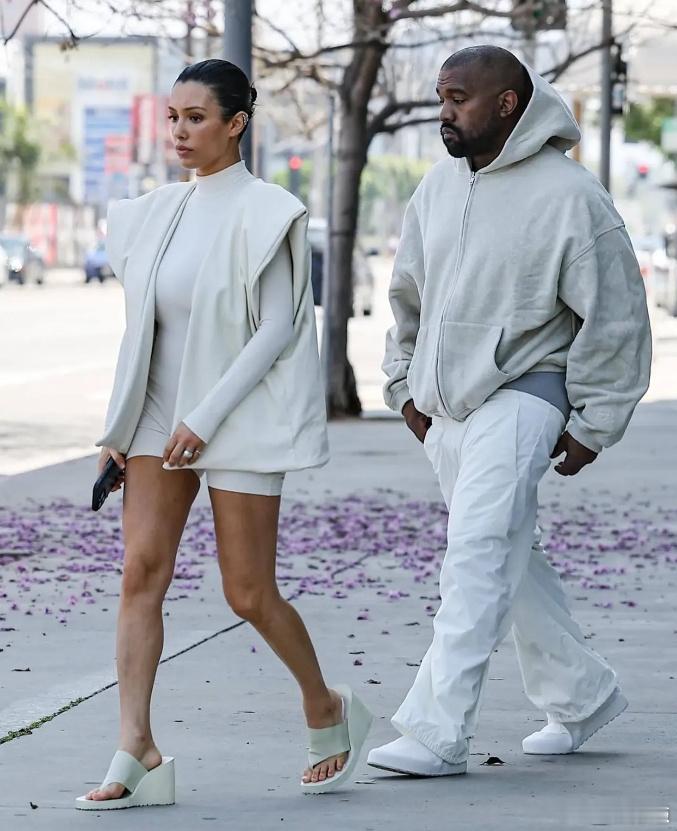 #侃爷将成立成人电影工作室# 据TMZ，侃爷Kanye West在考虑推出自己的