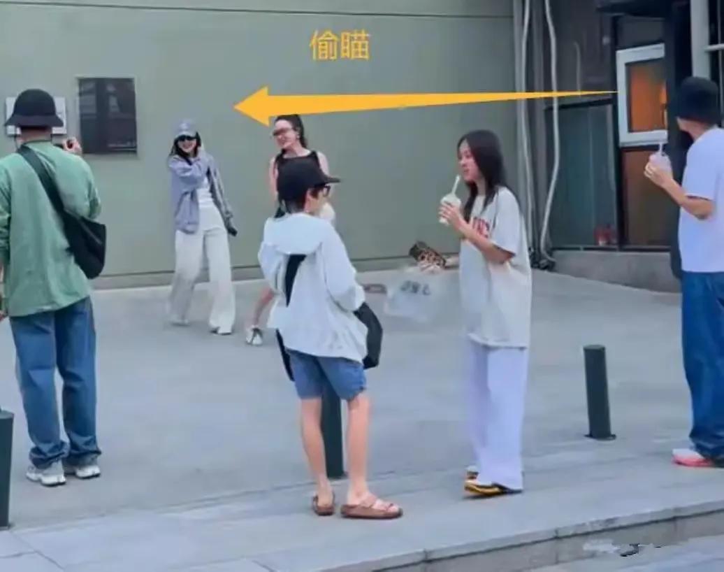 我有预感，贾乃亮要跟李小璐复婚了！
不是因为最近两个人经常一块和甜馨过节，也不是