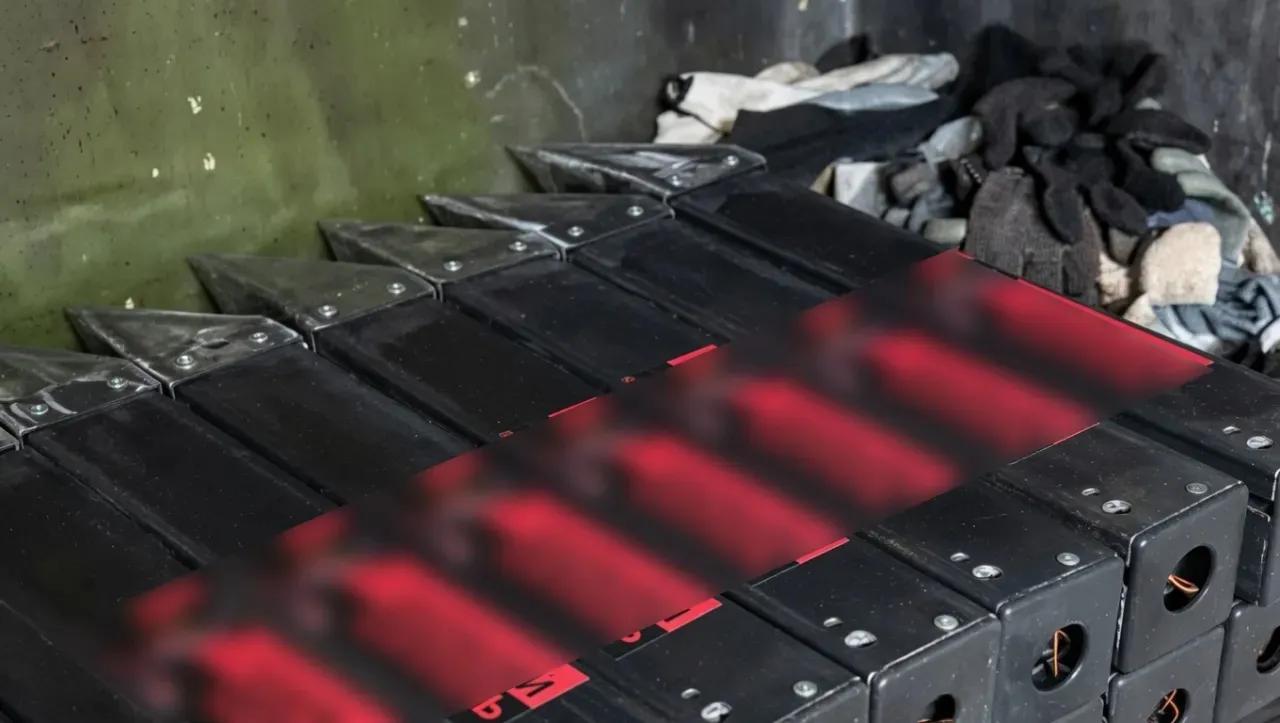 乌军士兵在战场上手搓了一种用于空投的反掩体/堡垒弹药，用于打击俄军的坚固工事，但